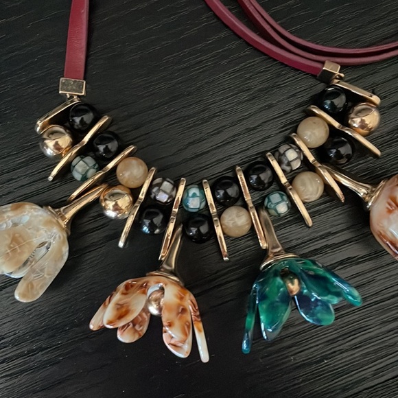 Zara Flower Necklace - Picture 4 of 10